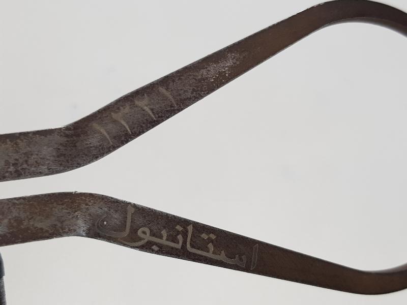 ÜZERİNDE OSMANLICA İSTANBUL 1321 YAZILI DIŞ BÜKEY KUMPAS