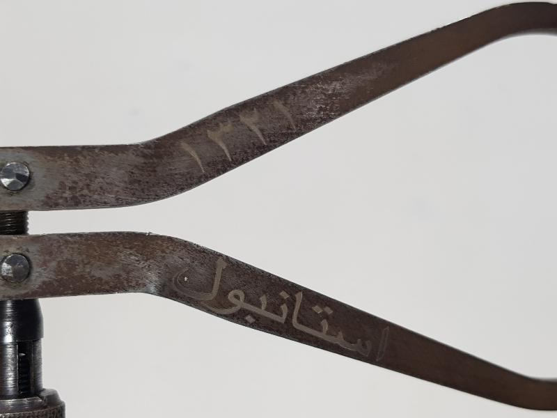 ÜZERİNDE OSMANLICA İSTANBUL 1321 YAZILI DIŞ BÜKEY KUMPAS