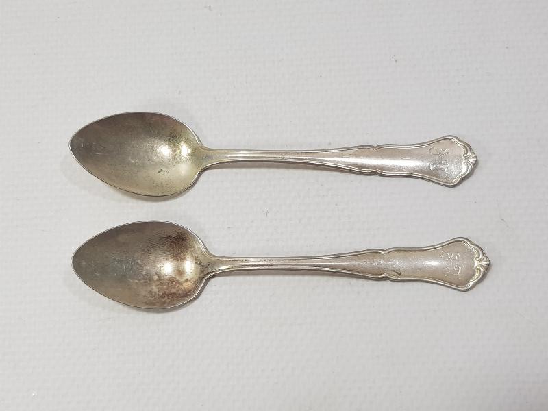 1896 TARİHLİ VE İNİSİYALLİ BİR ÇİFT GÜMÜŞ ÇAY KAŞIĞI