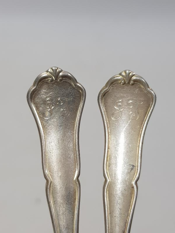 1896 TARİHLİ VE İNİSİYALLİ BİR ÇİFT GÜMÜŞ ÇAY KAŞIĞI