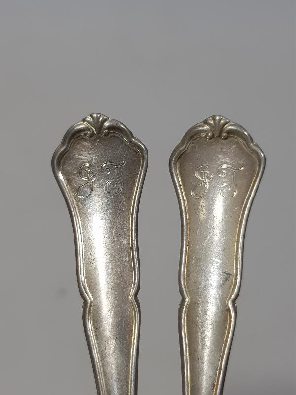 1896 TARİHLİ VE İNİSİYALLİ BİR ÇİFT GÜMÜŞ ÇAY KAŞIĞI