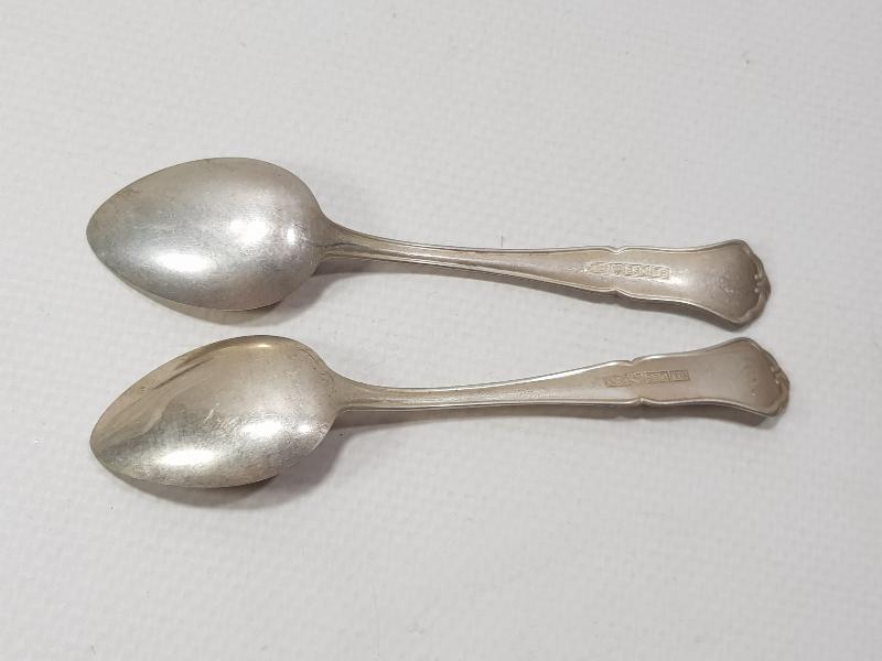 1896 TARİHLİ VE İNİSİYALLİ BİR ÇİFT GÜMÜŞ ÇAY KAŞIĞI