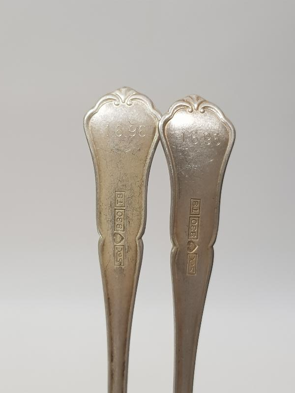 1896 TARİHLİ VE İNİSİYALLİ BİR ÇİFT GÜMÜŞ ÇAY KAŞIĞI
