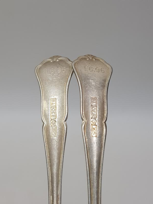 1896 TARİHLİ VE İNİSİYALLİ BİR ÇİFT GÜMÜŞ ÇAY KAŞIĞI