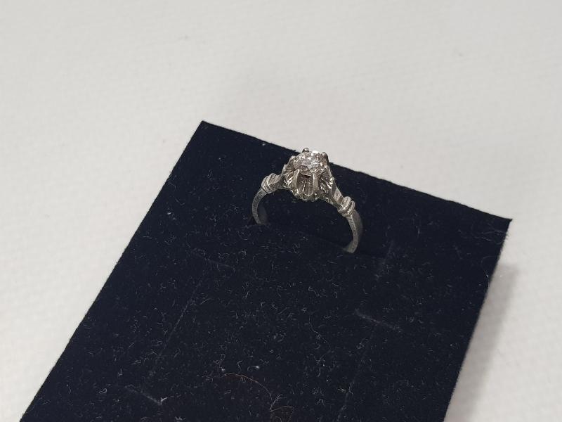 ANTİKA TEK TAŞ PIRLANTA YÜZÜK 