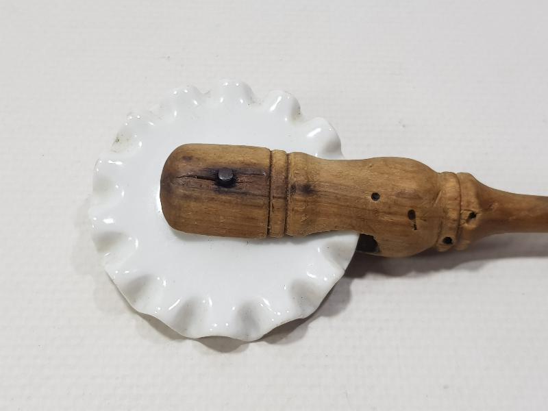 OSMANLI DÖNEMİ PORSELEN UÇLU ÇOK NADİR HAMUR KESME ALETİ