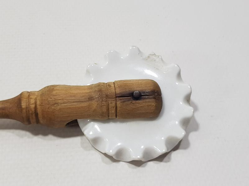 OSMANLI DÖNEMİ PORSELEN UÇLU ÇOK NADİR HAMUR KESME ALETİ