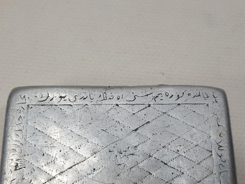 1. DÜNYA SAVAŞI ESİR OSMANLI ASKERİNİN YAPTIĞI ÜZERİNDE OSMANLICA BEYİT YAZILI ESARET YADİGARI TÜTÜN TABAKASI