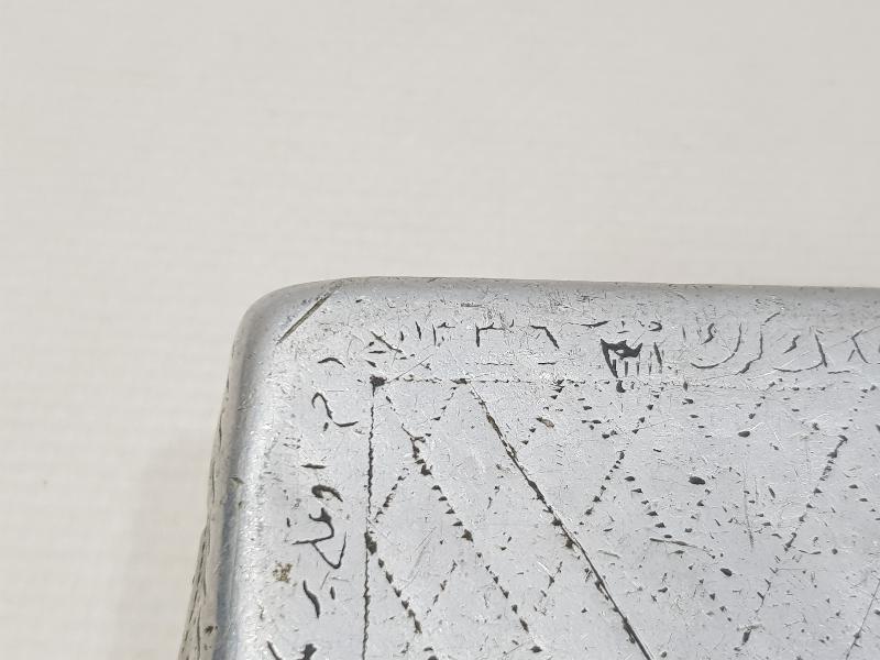 1. DÜNYA SAVAŞI ESİR OSMANLI ASKERİNİN YAPTIĞI ÜZERİNDE OSMANLICA BEYİT YAZILI ESARET YADİGARI TÜTÜN TABAKASI