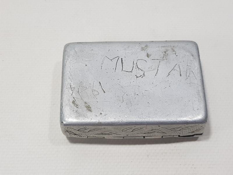 1. DÜNYA SAVAŞI ESİR OSMANLI ASKERİNİN YAPTIĞI ÜZERİNDE OSMANLICA BEYİT YAZILI ESARET YADİGARI TÜTÜN TABAKASI