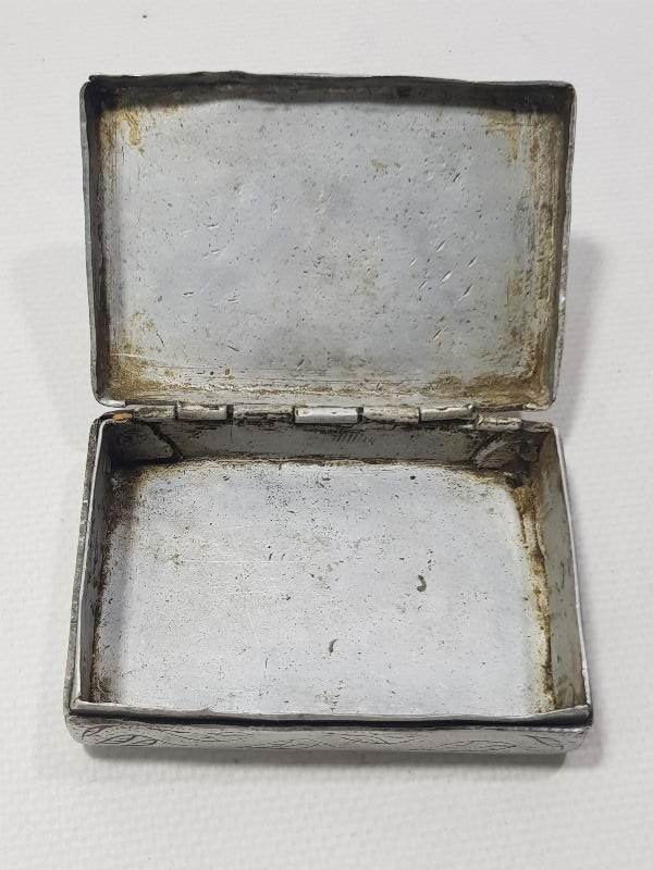 1. DÜNYA SAVAŞI ESİR OSMANLI ASKERİNİN YAPTIĞI ÜZERİNDE OSMANLICA BEYİT YAZILI ESARET YADİGARI TÜTÜN TABAKASI