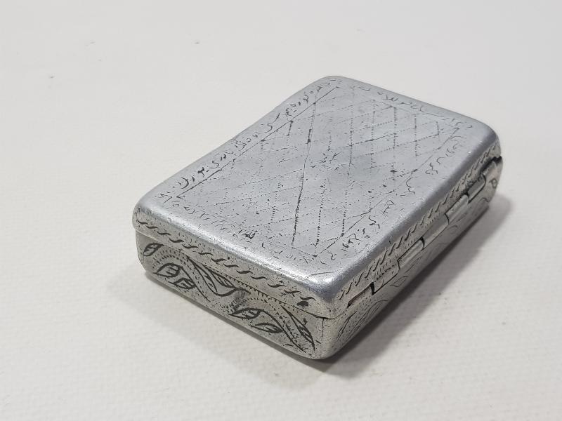 1. DÜNYA SAVAŞI ESİR OSMANLI ASKERİNİN YAPTIĞI ÜZERİNDE OSMANLICA BEYİT YAZILI ESARET YADİGARI TÜTÜN TABAKASI