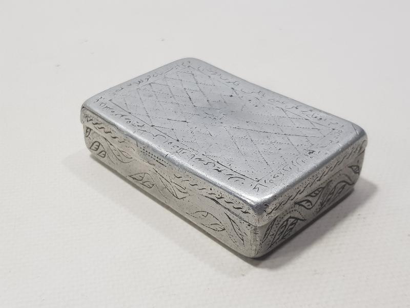 1. DÜNYA SAVAŞI ESİR OSMANLI ASKERİNİN YAPTIĞI ÜZERİNDE OSMANLICA BEYİT YAZILI ESARET YADİGARI TÜTÜN TABAKASI