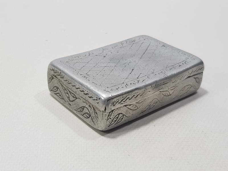 1. DÜNYA SAVAŞI ESİR OSMANLI ASKERİNİN YAPTIĞI ÜZERİNDE OSMANLICA BEYİT YAZILI ESARET YADİGARI TÜTÜN TABAKASI