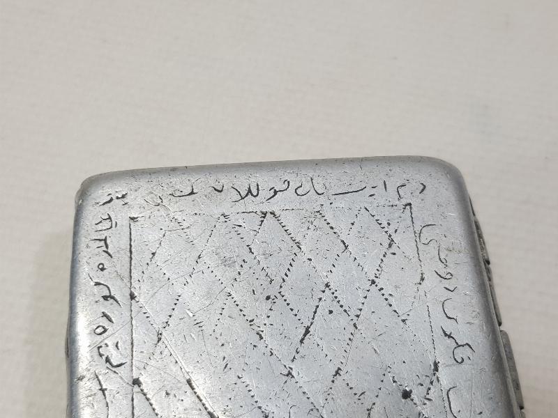 1. DÜNYA SAVAŞI ESİR OSMANLI ASKERİNİN YAPTIĞI ÜZERİNDE OSMANLICA BEYİT YAZILI ESARET YADİGARI TÜTÜN TABAKASI