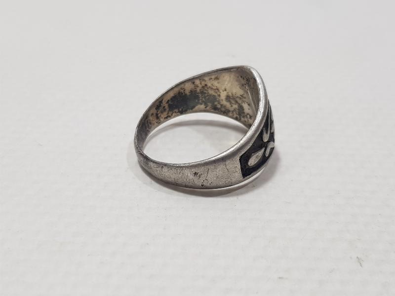 ÜZERİ HAÇ DESENLİ GÜMÜŞ YÜZÜK 