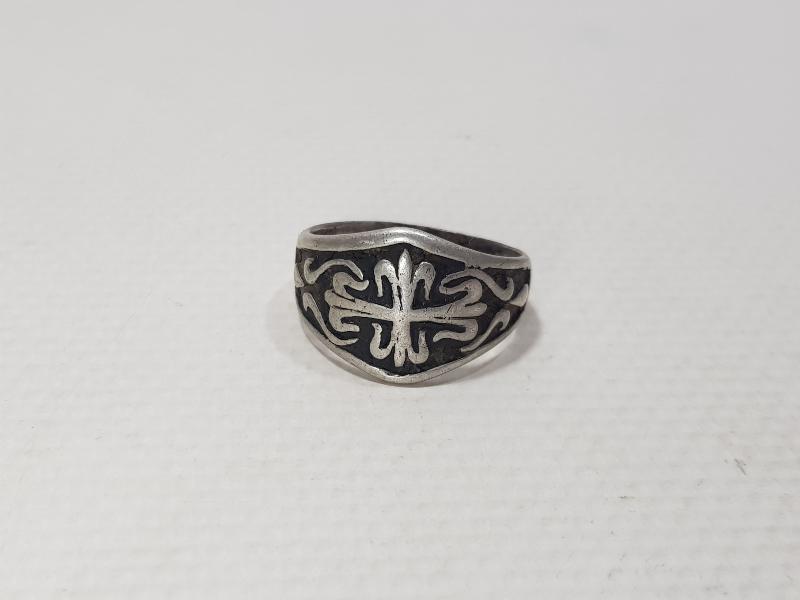 ÜZERİ HAÇ DESENLİ GÜMÜŞ YÜZÜK 