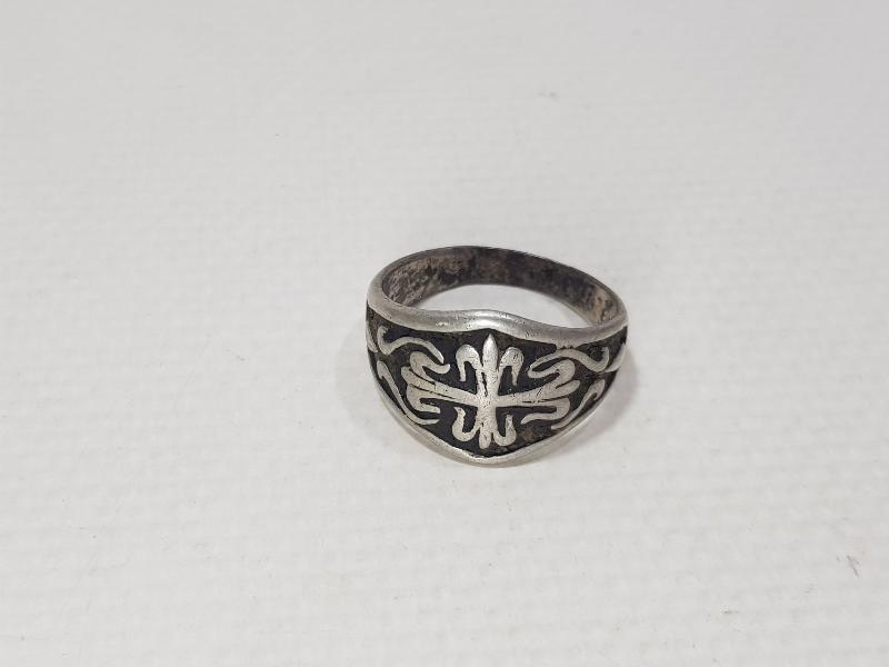 ÜZERİ HAÇ DESENLİ GÜMÜŞ YÜZÜK 