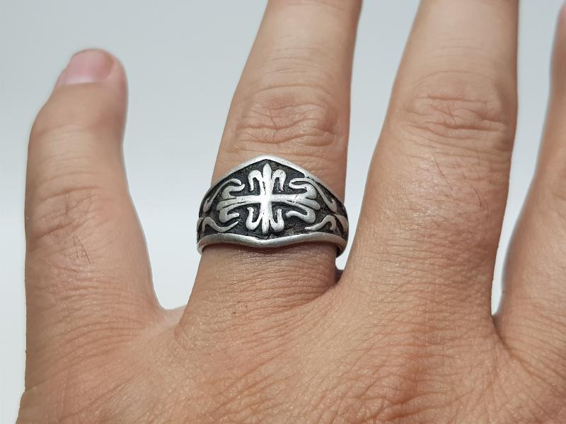 ÜZERİ HAÇ DESENLİ GÜMÜŞ YÜZÜK 