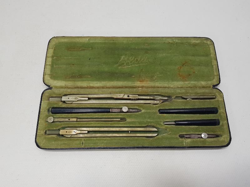 ANTİKA KUTUSUNDA PERGEL TAKIMI