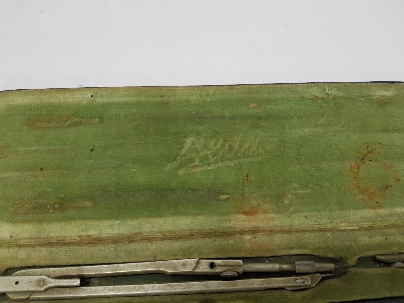 ANTİKA KUTUSUNDA PERGEL TAKIMI