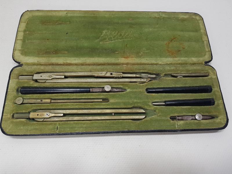 ANTİKA KUTUSUNDA PERGEL TAKIMI