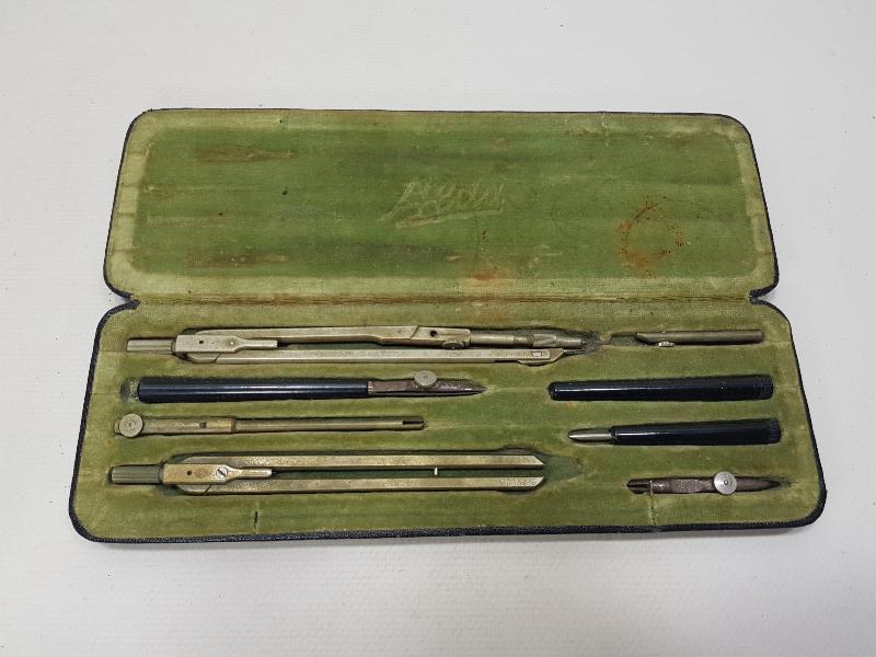 ANTİKA KUTUSUNDA PERGEL TAKIMI