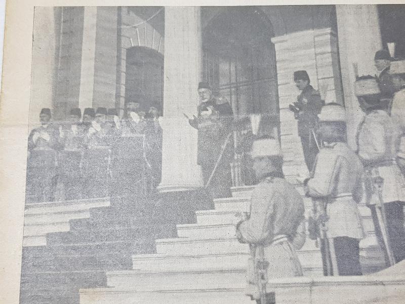 1. DÜNYA SAVAŞI 15 NİSAN 1915 TARİHLİ AVRUPA SAVAŞI DERGİSİ: ÇANAKKALE BOMBARDIMANI SONRASI SARAYDA SULTAN MEHMET REŞAD, ENVER PAŞA VE KOMUTANLAR DUA EDERKEN