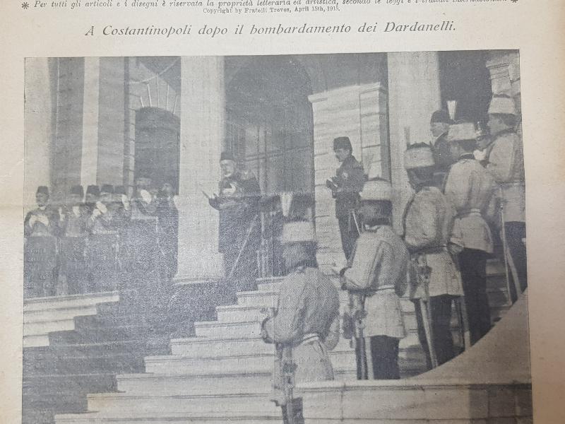 1. DÜNYA SAVAŞI 15 NİSAN 1915 TARİHLİ AVRUPA SAVAŞI DERGİSİ: ÇANAKKALE BOMBARDIMANI SONRASI SARAYDA SULTAN MEHMET REŞAD, ENVER PAŞA VE KOMUTANLAR DUA EDERKEN