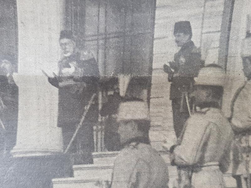 1. DÜNYA SAVAŞI 15 NİSAN 1915 TARİHLİ AVRUPA SAVAŞI DERGİSİ: ÇANAKKALE BOMBARDIMANI SONRASI SARAYDA SULTAN MEHMET REŞAD, ENVER PAŞA VE KOMUTANLAR DUA EDERKEN