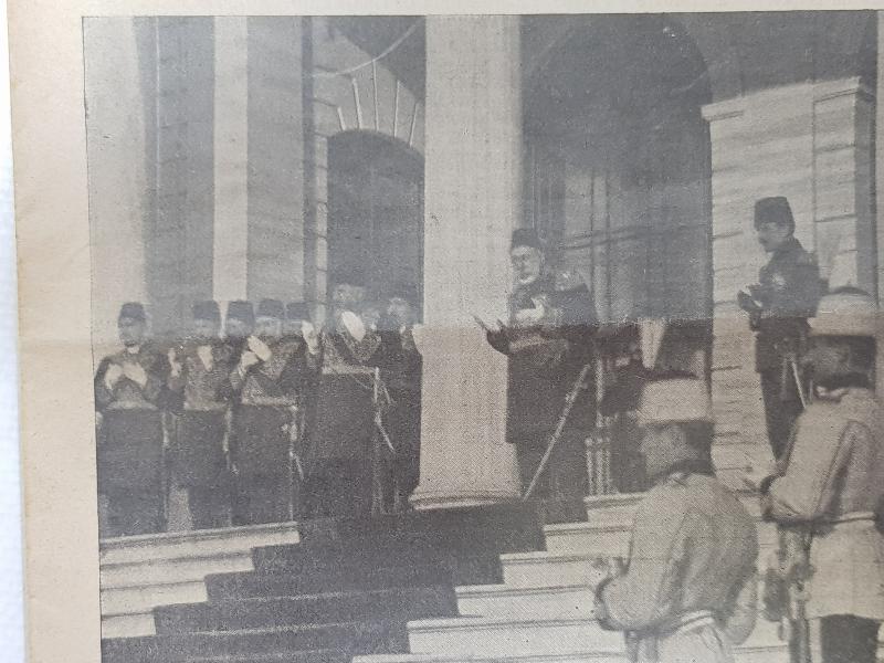 1. DÜNYA SAVAŞI 15 NİSAN 1915 TARİHLİ AVRUPA SAVAŞI DERGİSİ: ÇANAKKALE BOMBARDIMANI SONRASI SARAYDA SULTAN MEHMET REŞAD, ENVER PAŞA VE KOMUTANLAR DUA EDERKEN