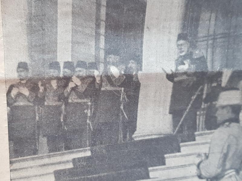 1. DÜNYA SAVAŞI 15 NİSAN 1915 TARİHLİ AVRUPA SAVAŞI DERGİSİ: ÇANAKKALE BOMBARDIMANI SONRASI SARAYDA SULTAN MEHMET REŞAD, ENVER PAŞA VE KOMUTANLAR DUA EDERKEN