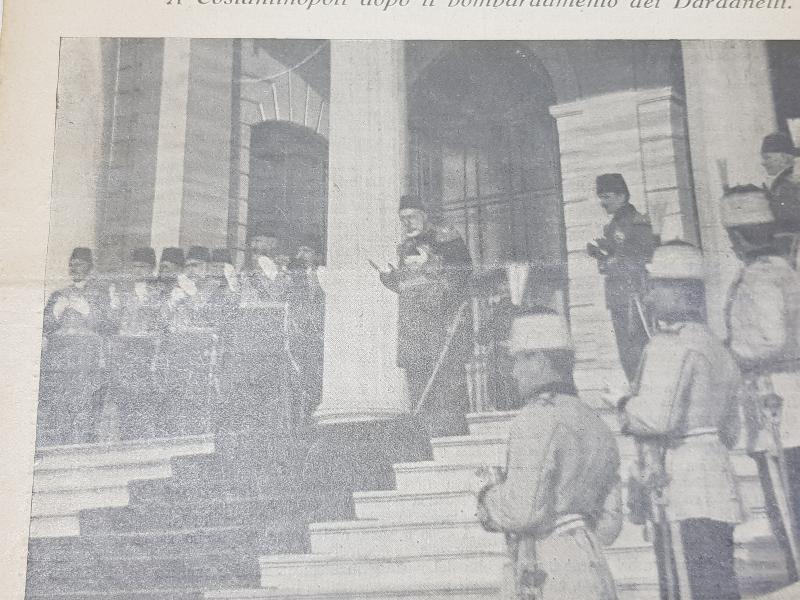 1. DÜNYA SAVAŞI 15 NİSAN 1915 TARİHLİ AVRUPA SAVAŞI DERGİSİ: ÇANAKKALE BOMBARDIMANI SONRASI SARAYDA SULTAN MEHMET REŞAD, ENVER PAŞA VE KOMUTANLAR DUA EDERKEN