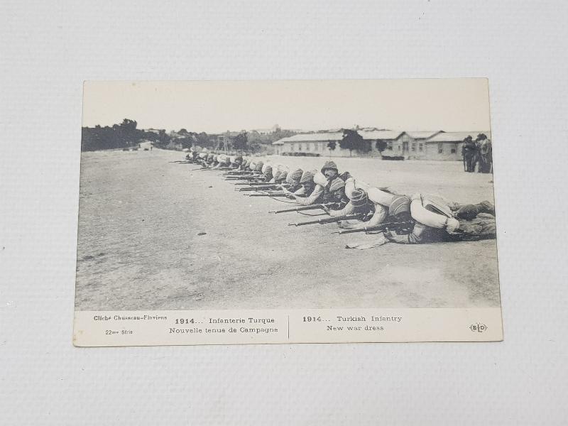 1. DÜNYA SAVAŞI OSMANLI ASKERLERİ YENİ SAVAŞ ELBİSELERİYLE ATIŞ TALİMİ YAPARKEN 