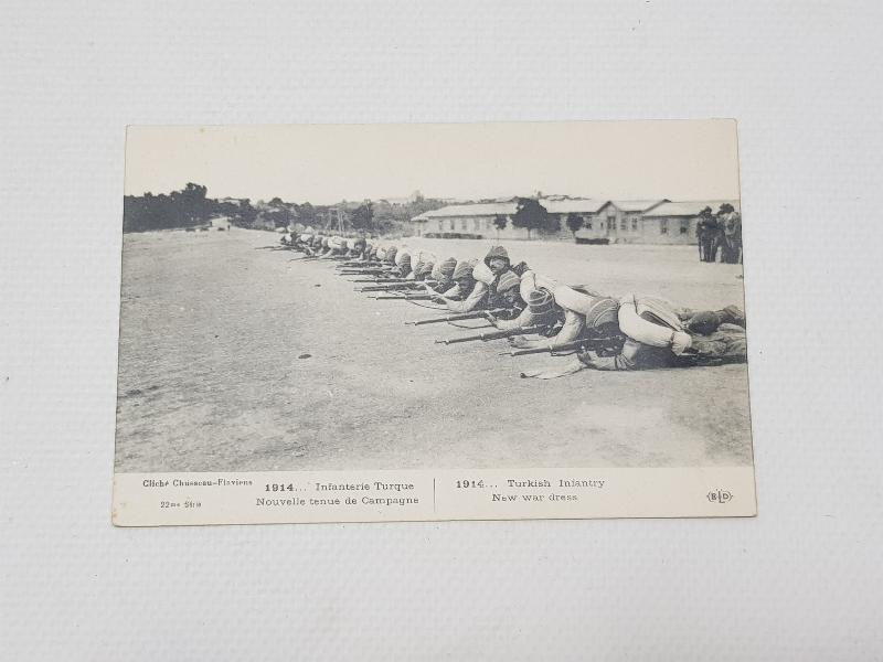 1. DÜNYA SAVAŞI OSMANLI ASKERLERİ YENİ SAVAŞ ELBİSELERİYLE ATIŞ TALİMİ YAPARKEN 