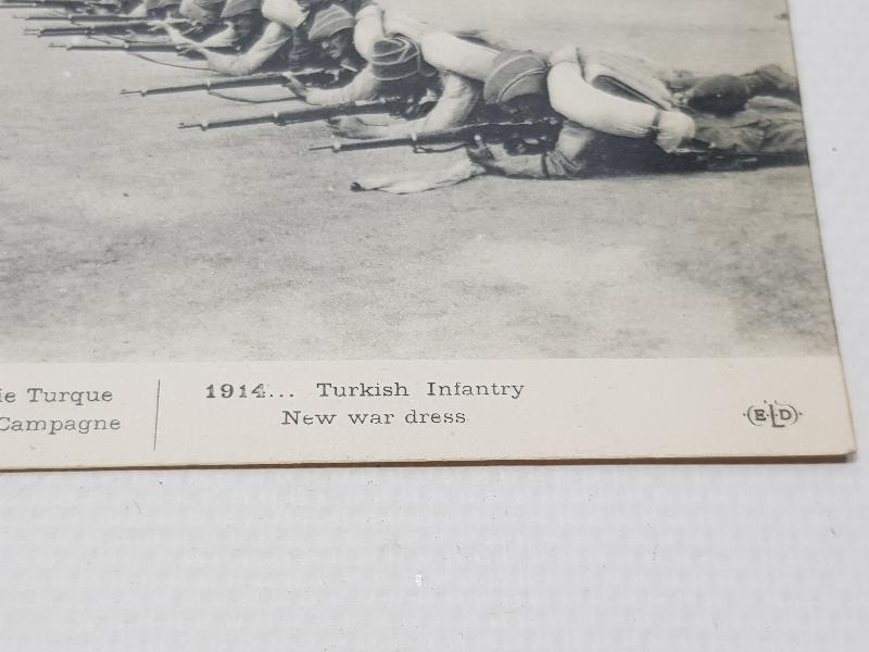 1. DÜNYA SAVAŞI OSMANLI ASKERLERİ YENİ SAVAŞ ELBİSELERİYLE ATIŞ TALİMİ YAPARKEN 