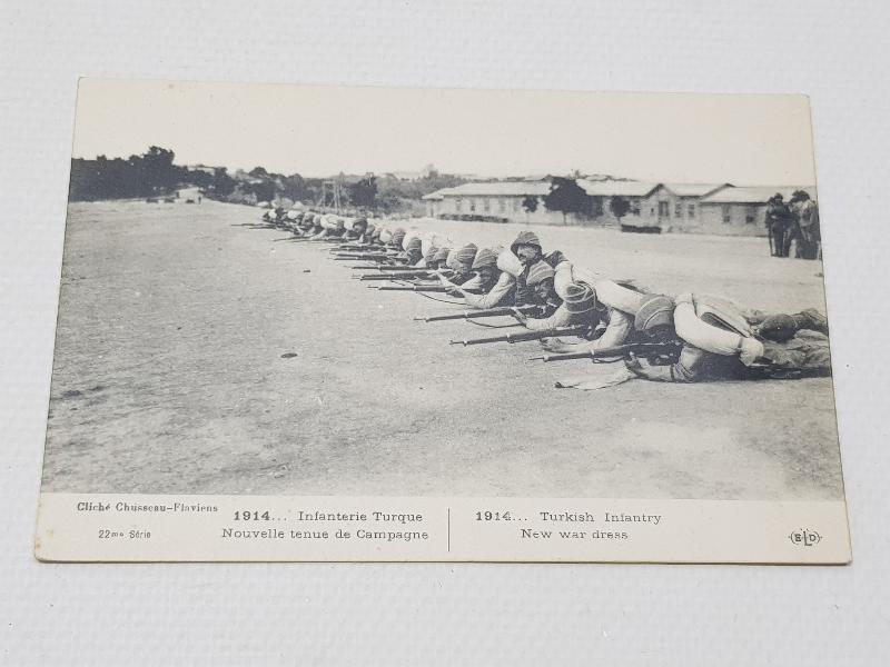 1. DÜNYA SAVAŞI OSMANLI ASKERLERİ YENİ SAVAŞ ELBİSELERİYLE ATIŞ TALİMİ YAPARKEN 