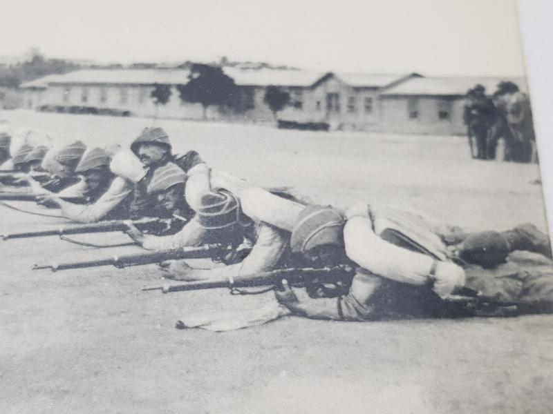 1. DÜNYA SAVAŞI OSMANLI ASKERLERİ YENİ SAVAŞ ELBİSELERİYLE ATIŞ TALİMİ YAPARKEN 