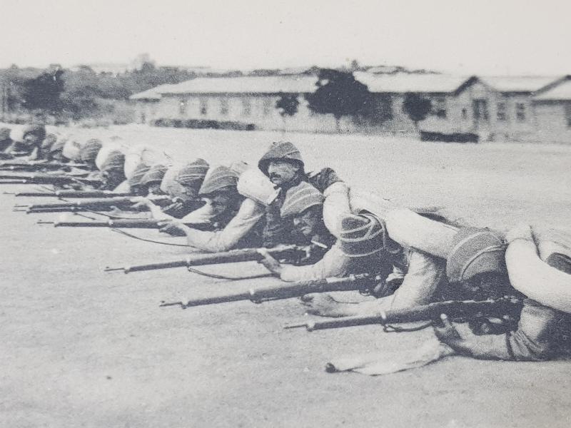 1. DÜNYA SAVAŞI OSMANLI ASKERLERİ YENİ SAVAŞ ELBİSELERİYLE ATIŞ TALİMİ YAPARKEN 