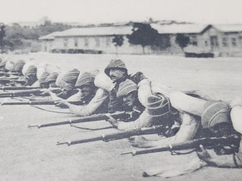 1. DÜNYA SAVAŞI OSMANLI ASKERLERİ YENİ SAVAŞ ELBİSELERİYLE ATIŞ TALİMİ YAPARKEN 