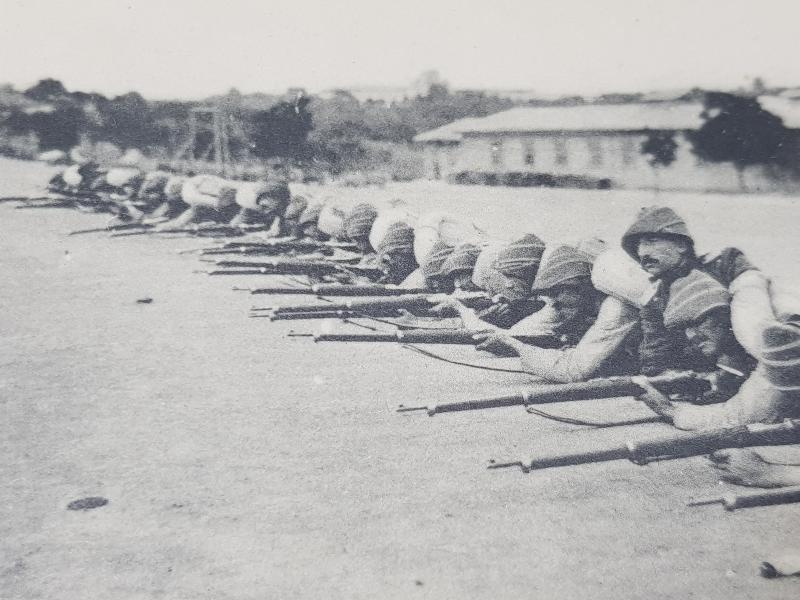 1. DÜNYA SAVAŞI OSMANLI ASKERLERİ YENİ SAVAŞ ELBİSELERİYLE ATIŞ TALİMİ YAPARKEN 