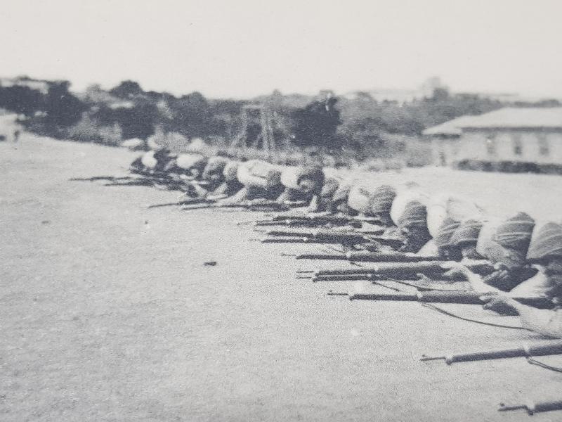 1. DÜNYA SAVAŞI OSMANLI ASKERLERİ YENİ SAVAŞ ELBİSELERİYLE ATIŞ TALİMİ YAPARKEN 