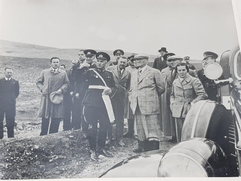 ATATÜRK ASKERİ TATBİKATTA BÜYÜK BOY FOTOĞRAF