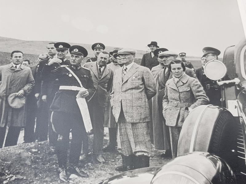 ATATÜRK ASKERİ TATBİKATTA BÜYÜK BOY FOTOĞRAF