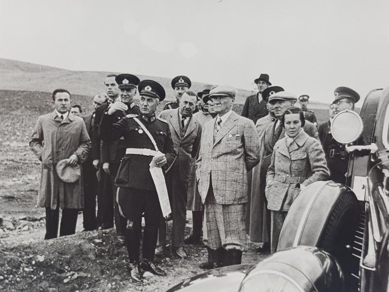 ATATÜRK ASKERİ TATBİKATTA BÜYÜK BOY FOTOĞRAF