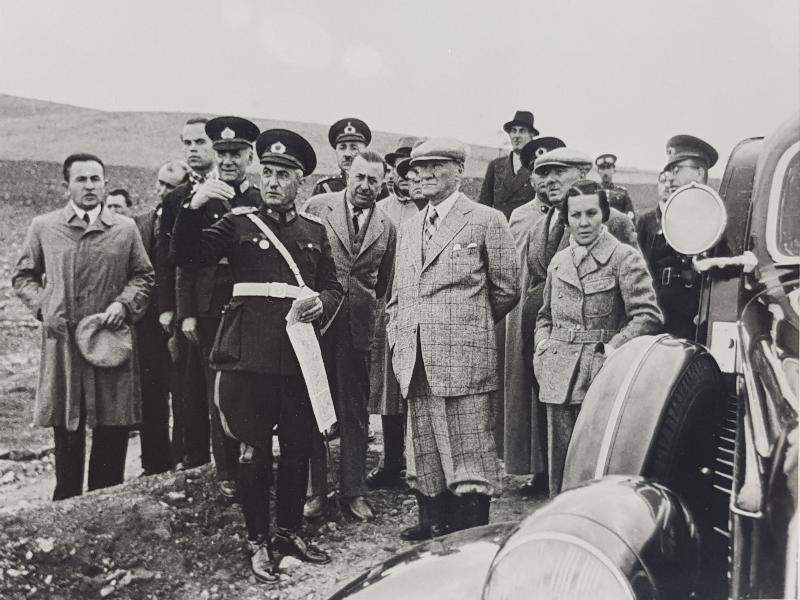 ATATÜRK ASKERİ TATBİKATTA BÜYÜK BOY FOTOĞRAF