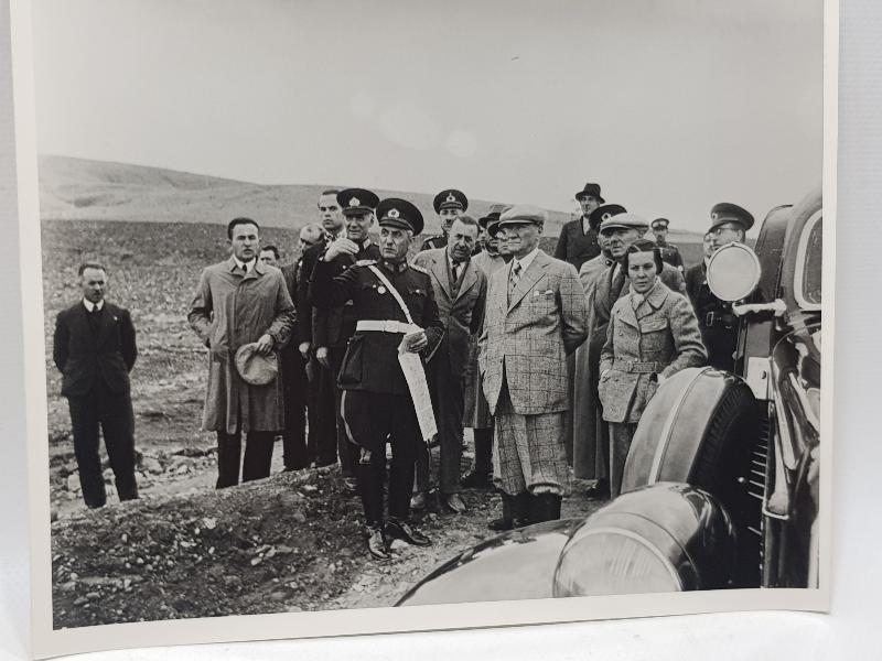 ATATÜRK ASKERİ TATBİKATTA BÜYÜK BOY FOTOĞRAF