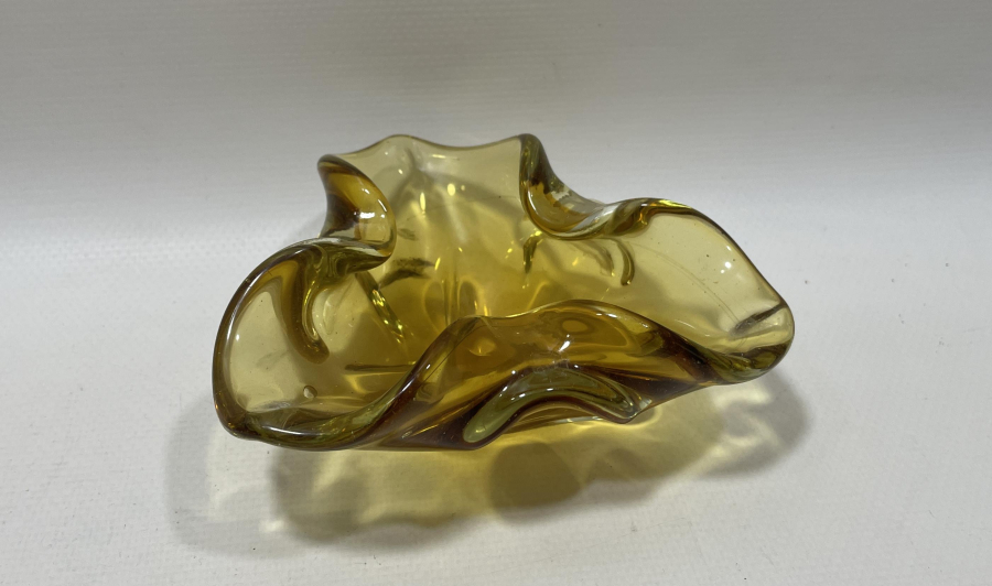 ÇINAR YAPRAĞI FORMUNDA YAPILMIŞ YERLİ MURANO ANTİKA KÜLLÜK