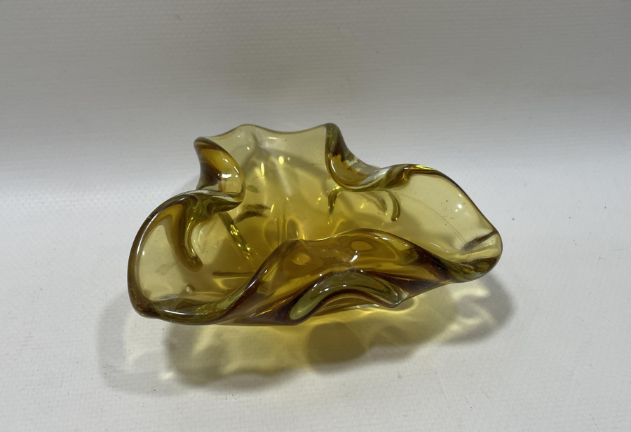 ÇINAR YAPRAĞI FORMUNDA YAPILMIŞ YERLİ MURANO ANTİKA KÜLLÜK