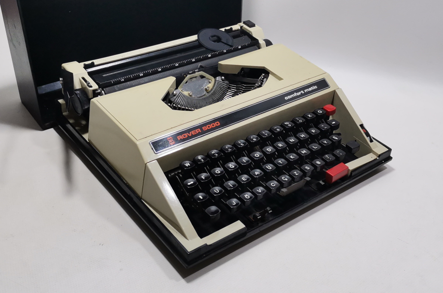 ORJİNAL ÇANTASI İLE ANTİKA KATİP DAKTİLOSU